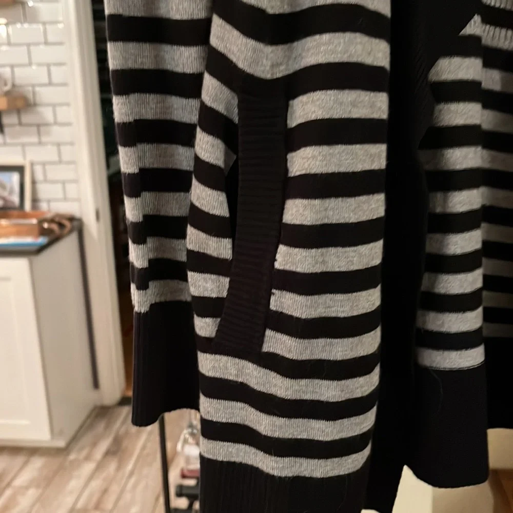 White House/Black Market Sweater in Black and Gray - Picture 2 of 6